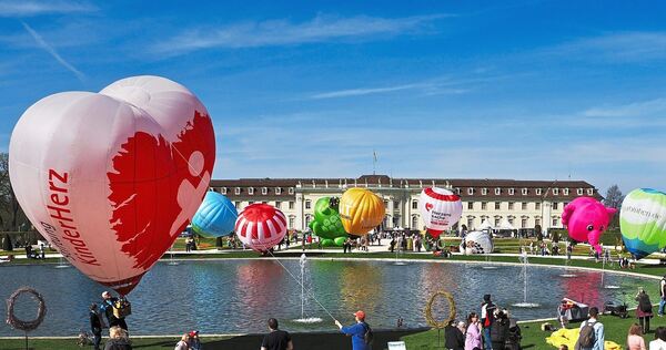 Viele bunte Modellballons im Blühenden Barock.