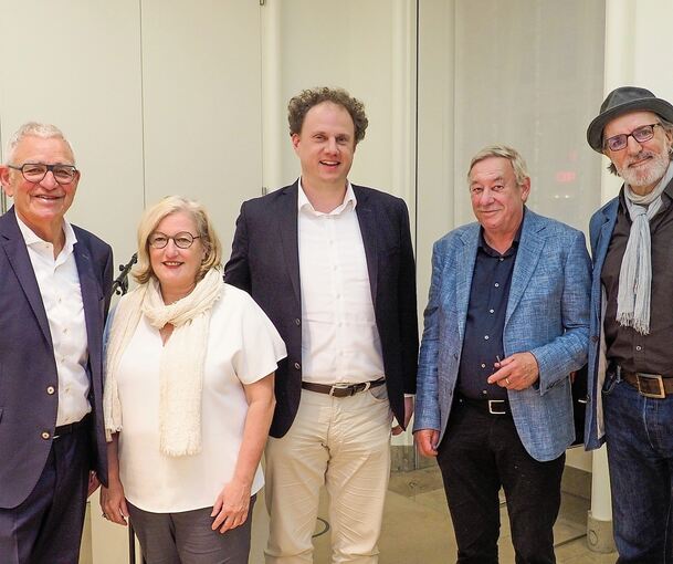 Ein Foto aus besseren Tagen: Im September 2023 feierte die Stadt mit OB Matthias Knecht (Mitte) die Übernahme des Naturvision Filmfestivals in einer gGmbH und die Einsetzung von Beatrix Wesle als Geschäftsführerin. Mit dabei: der Gründer und langjähr