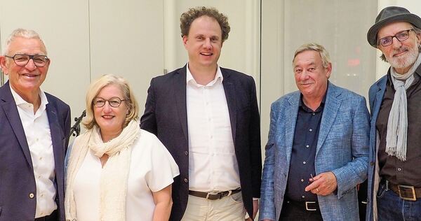 Ein Foto aus besseren Tagen: Im September 2023 feierte die Stadt mit OB Matthias Knecht (Mitte) die Übernahme des Naturvision Filmfestivals in einer gGmbH und die Einsetzung von Beatrix Wesle als Geschäftsführerin. Mit dabei: der Gründer und langjähr