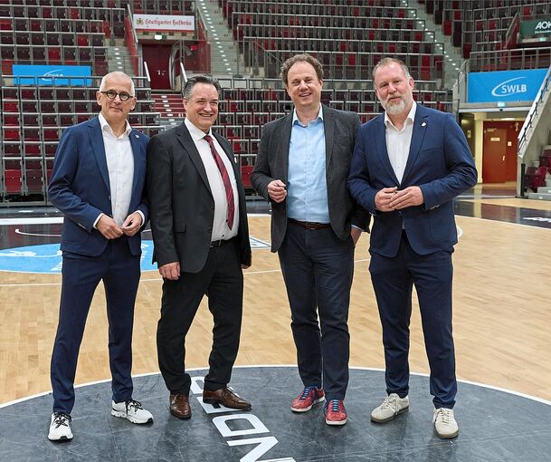 Stehen hinter dem Ideenwettbewerb ArenaLAB (von links): Sven Hantel, Impact-Manager der MHP-Riesen, SWLB-Chef Christian Schneider, Oberbürgermeister Matthias Knecht und Markus Buchmann, 2. Vorsitzender der MHP Riesen.