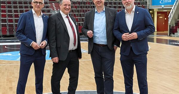 Stehen hinter dem Ideenwettbewerb ArenaLAB (von links): Sven Hantel, Impact-Manager der MHP-Riesen, SWLB-Chef Christian Schneider, Oberbürgermeister Matthias Knecht und Markus Buchmann, 2. Vorsitzender der MHP Riesen.