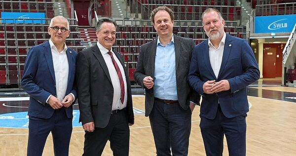 Stehen hinter dem Ideenwettbewerb ArenaLAB (von links): Sven Hantel, Impact-Manager der MHP-Riesen, SWLB-Chef Christian Schneider, Oberbürgermeister Matthias Knecht und Markus Buchmann, 2. Vorsitzender der MHP Riesen.