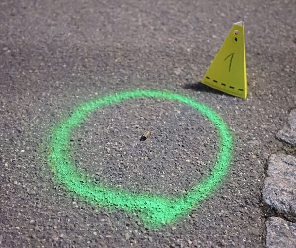 Auf der Straße fanden sich mehrere Patronenhülsen.