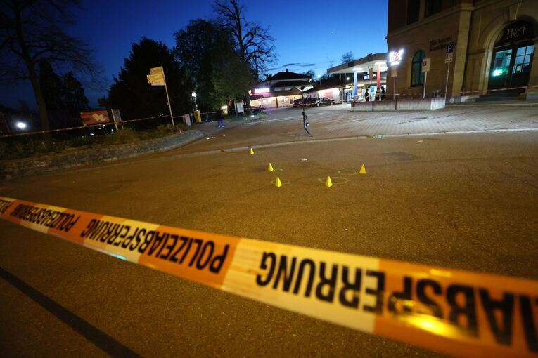 Zwei Menschen nach Schüssen am Bahnhof in Marbach leicht verletzt