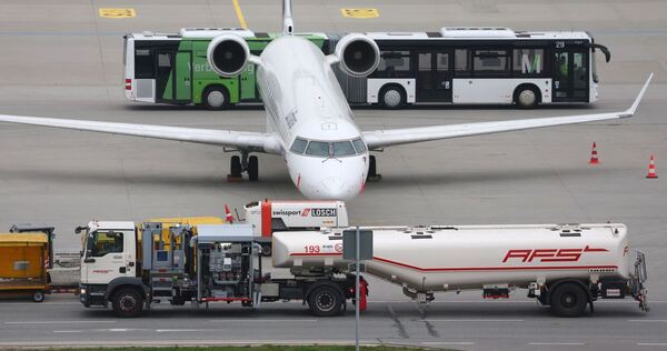 Flugzeugbetankung am Flughafen