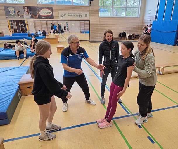 Die Zusammenarbeit klappt: Mia Wittenmeier, Uwe Schober, Cathrin Haag, Paulina Pertoll, die sich fallenlässt, und Maja Deckert (von links).