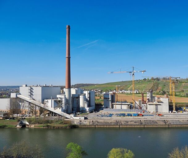 Der Bau der Klärschlammverbrennungsanlage in Walheim schreitet voran. Rechts im Bild der große Klärschlammspeicher.