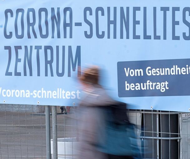 Für drei Stationen war die Angeklagte verantwortlich und soll mehr Tests abgerechnet haben, als tatsächlich stattgefunden haben.