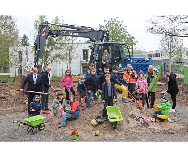 Viele helfende Hände, darunter OB Nico Lauxmann (links), und schweres Gerät beim Spatenstich für die neue Jugendfarm.