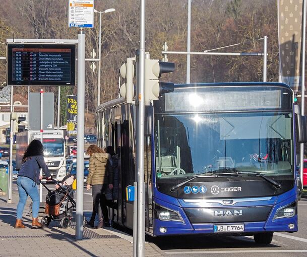 Mit dem Bus ohne lästige und teure Parkplatzsuche in die Stadt? Das ist mit vier Euro am Tag locker machbar – und attraktiv.