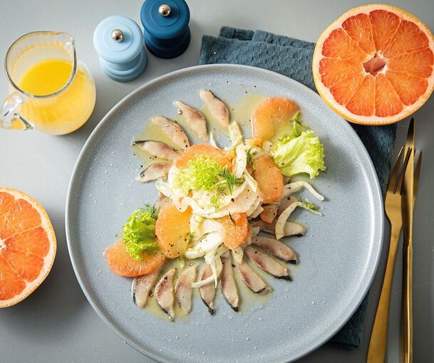 Hering kann auch Carpaccio. Hierfür legt man die Filets so lange ins Tiefkühlfach, bis sie leicht gefroren sind. Dann kann man sie hobeln oder hauchdünn schneiden.