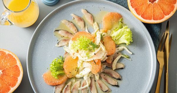 Hering kann auch Carpaccio. Hierfür legt man die Filets so lange ins Tiefkühlfach, bis sie leicht gefroren sind. Dann kann man sie hobeln oder hauchdünn schneiden.