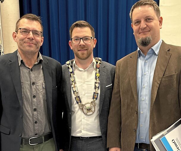 „Kantig, unbequem, ehrlich“: Simeon Fleckhammer (links) verlässt den Markgröninger Gemeinderat. Als Nachrücker hat Bürgermeister Jens Hübner (Mitte) bereits Michael Bangerter verpflichtet.