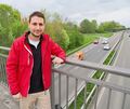 Elias Schempf auf der Brücke über die B 27 bei Kornwestheim: Gemeinsam mit drei ehrenamtlichen Helfern hat er den Verkehr an der Auffahrt beobachtet.