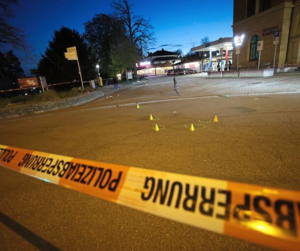 Der Marbacher Bahnhof war am Donnerstagabend abgesperrt. Die Polizei ermittelt nach Schüssen auf zwei Männer.