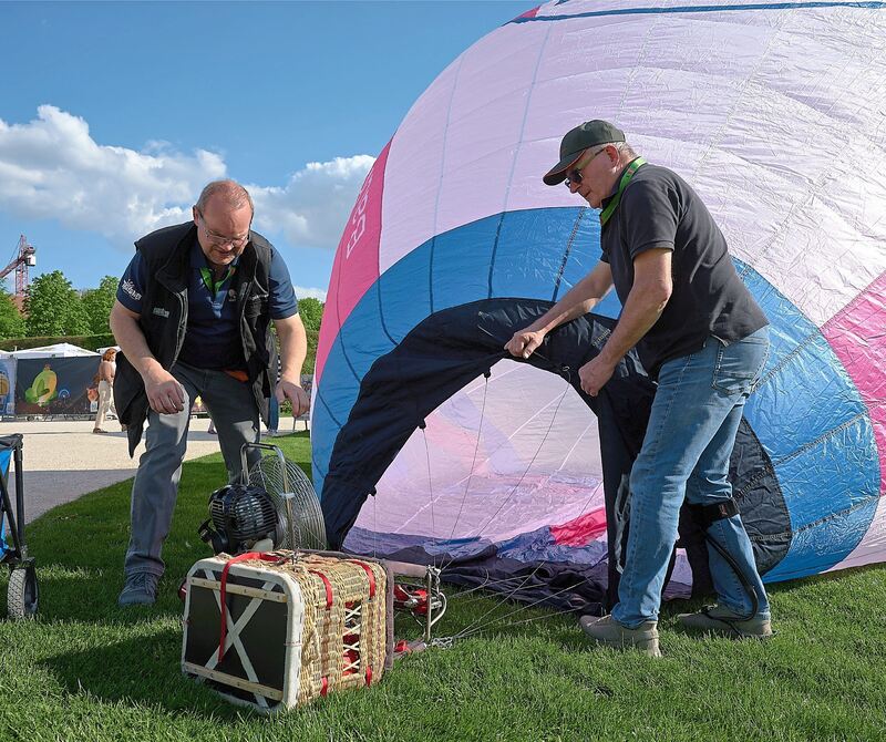 Die Modellballone werden vorbereitet.