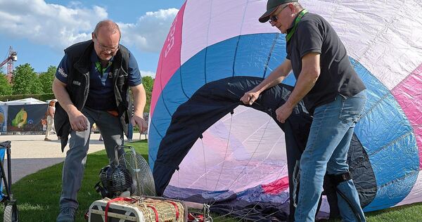 Die Modellballone werden vorbereitet.