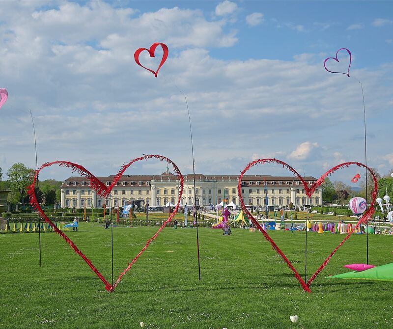 Bunte Dekoration im Südgarten.