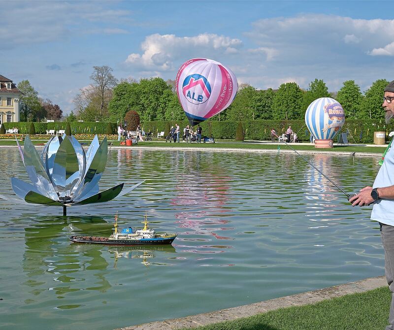 Auf dem Südgartensee sind Modellschiffe unterwegs.