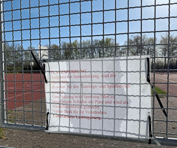 Dieser Hinweis hing auch noch Tage nach dem von der LKZ erfragten Sperrungsende an dem Sportgelände.