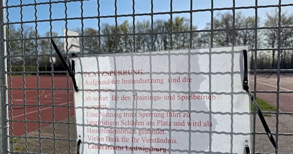Dieser Hinweis hing auch noch Tage nach dem von der LKZ erfragten Sperrungsende an dem Sportgelände.