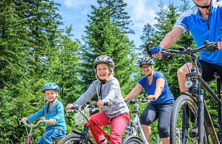 Aktiv Freizeit mit anderen verbringen steht bei den Deutschen hoch im Kurs – in der Theorie. In der Praxis steigt vor allem die Zeit mit Smartphone, Tablet und Co.