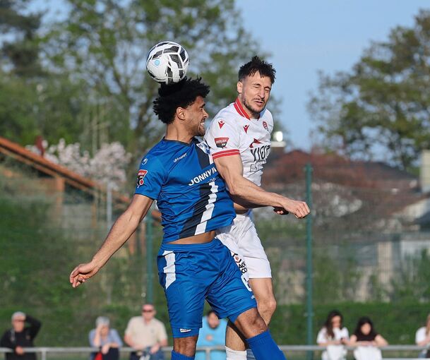 Der Bissinger Kevin Ikpide (links) im Kopfballduell mit Pascal Sohm von Türkspor Neckarsulm.