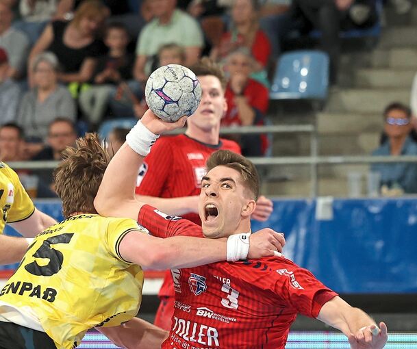 Robuste Krefelder Gangart: Bietigheims Nikola Vlahovic (rechts) wird unsanft gestoppt.