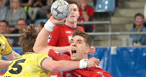 Robuste Krefelder Gangart: Bietigheims Nikola Vlahovic (rechts) wird unsanft gestoppt.