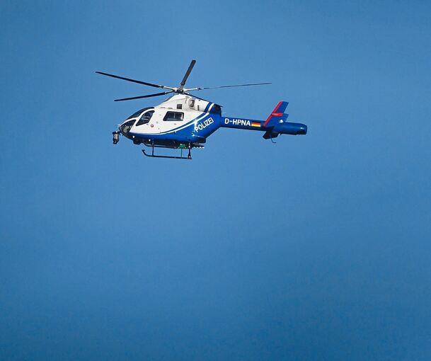 Die Polizei war auch mit einem Hubschrauber im Einsatz.