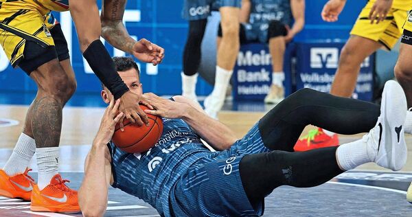 Voller Einsatz: Stef Smith von den MHP-Riesen und Heidelbergs Ex-Nationalspieler Pail Zipser (rechts) kämpfen um den Ball.