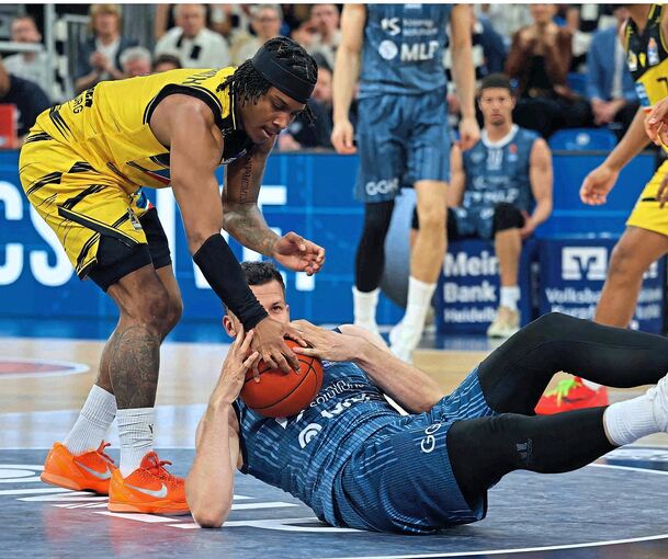 Voller Einsatz: Ludwigsburgs Stef Smith und Heidelbergs Ex-Nationalspieler Paul Zipser (rechts) kämpfen um den Ball.