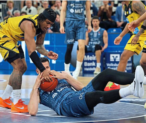 Voller Einsatz: Stef Smith von den MHP-Riesen und Heidelbergs Ex-Nationalspieler Pail Zipser (rechts) kämpfen um den Ball.