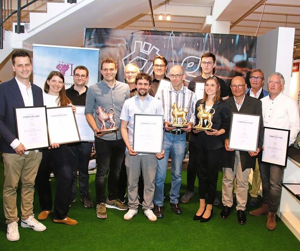 Die Preisträger beim Wettbewerb um den Vaihinger Weinlöwen. Die Trophäen und Urkunden übergaben Mara Walz von den Weinlöwen (2. von links), die württembergische Weinprinzessin Manuela Breitmayer und Ferry Wittchen (2. von rechts) vom Lemberger-Verein