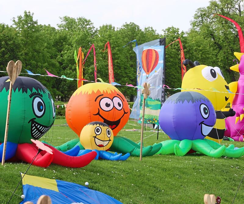 Fröhlich schauen diese Ballons drein.