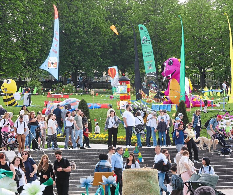 Die Rasenflächen im Südgarten werden zur Ausstellungsfläche.