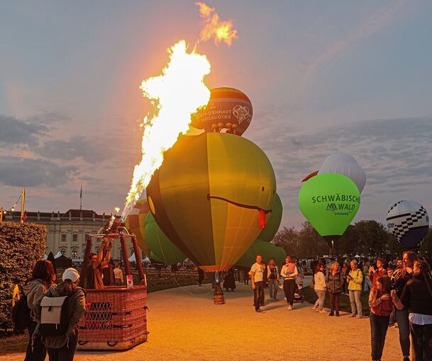 In der Dämmerung wird das Ballonblühen zu einem ganz besonderen Spektakel.