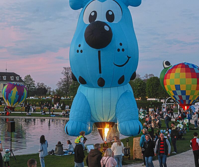 Dieser Ballon hat die Figur eines Hundes.