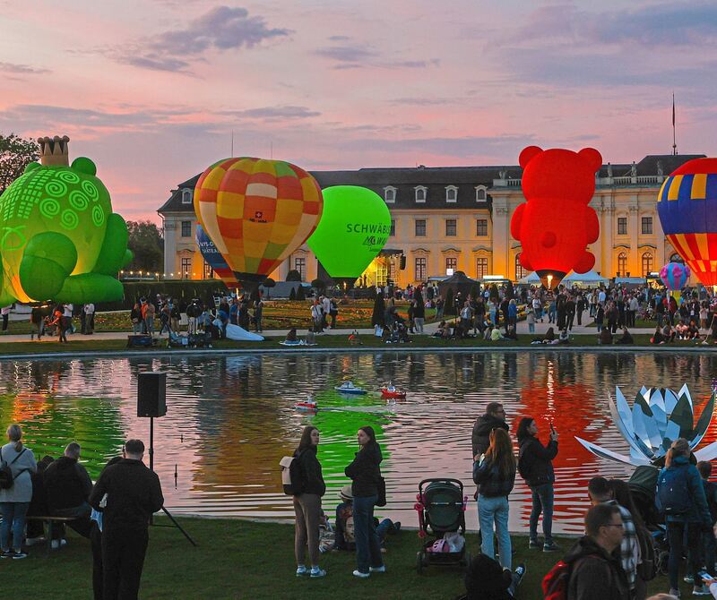 Vor der Südfassade des Schlosses leuchten die Ballons in der Dunkelheit.