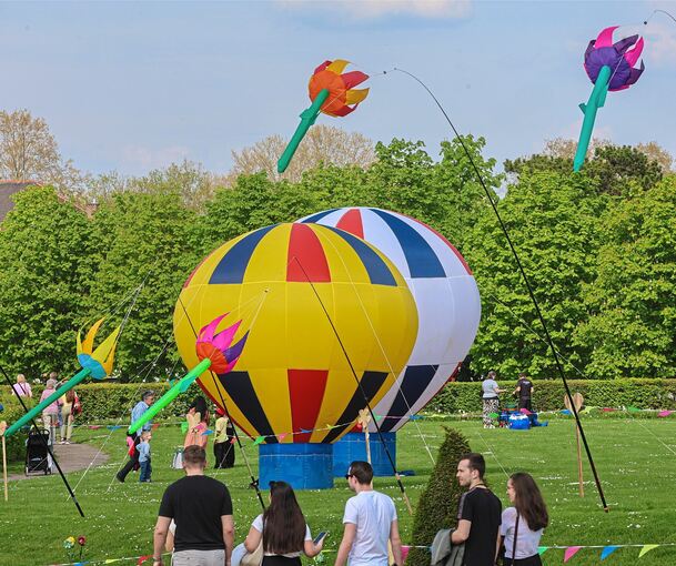 Miniatur-Heißluftballons sind überall im Park zu sehen.