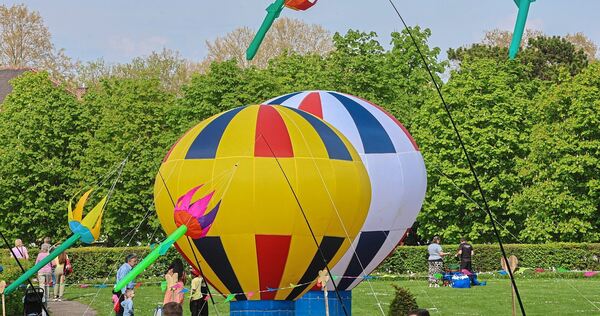 Miniatur-Heißluftballons sind überall im Park zu sehen.