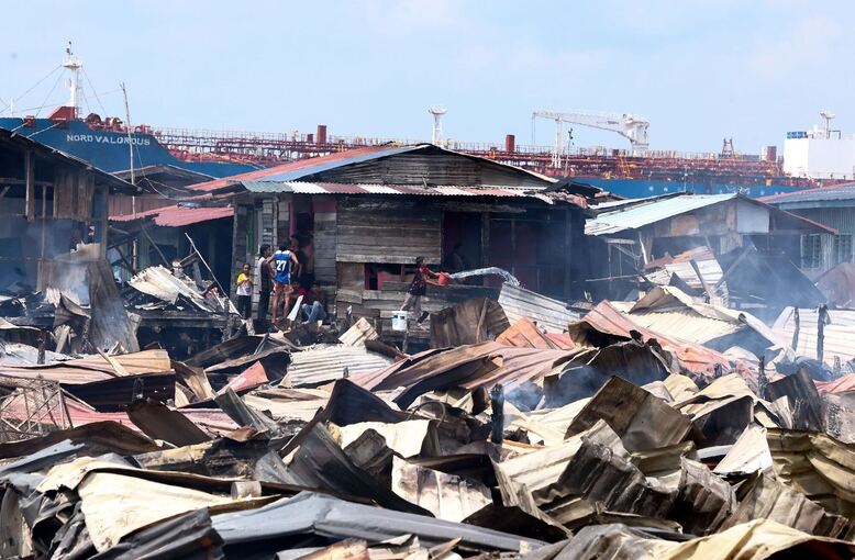 Brand in malaysischem Küstendorf