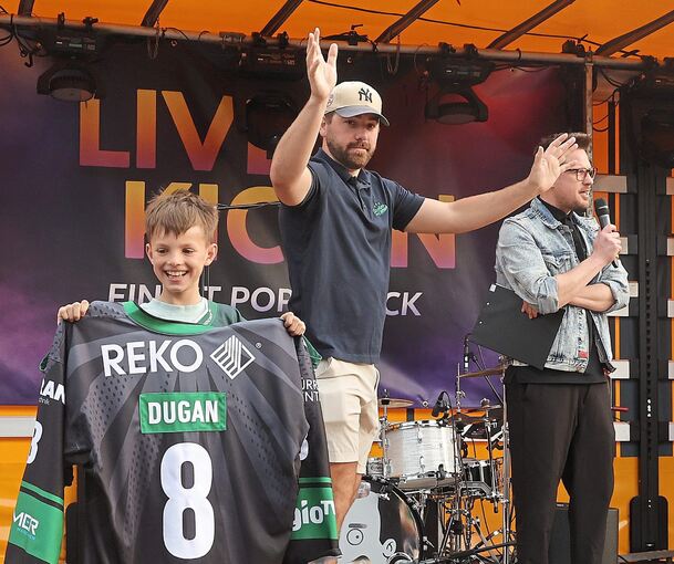 Der Moment kurz vor der Bekanntgabe seiner Vertragsverlängerung: Der US-amerikanische Topscorer Jack Dugan winkt den Fans zu.