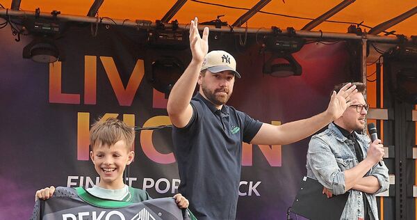 Der Moment kurz vor der Bekanntgabe seiner Vertragsverlängerung: Der US-amerikanische Topscorer Jack Dugan winkt den Fans zu.