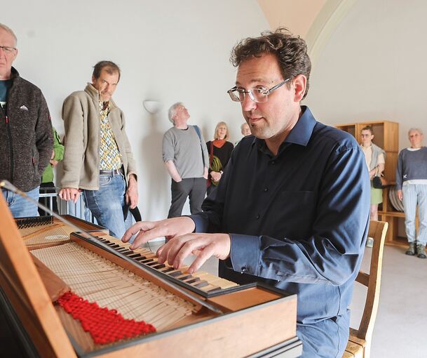 Bezirkskantor Fabian Wöhrle begleitet den Rundgang mit dem ersten Satz der 2. Sonate in C-Dur von Christian Friedrich Daniel Schubart.