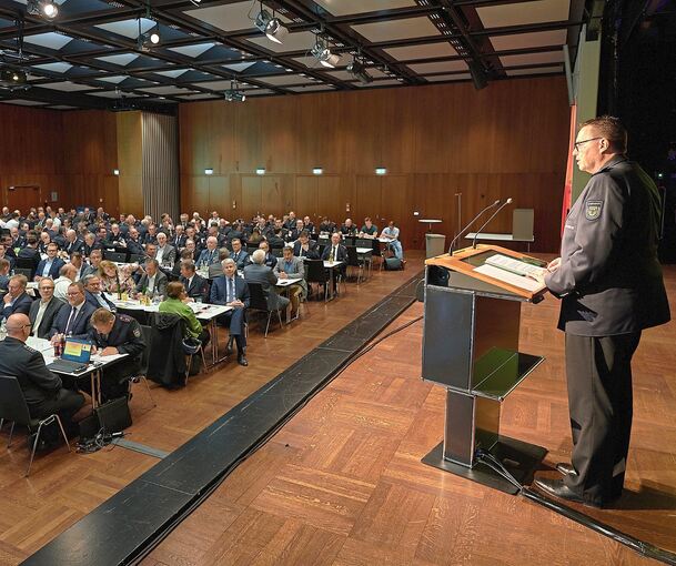 Bernd Merk spricht auf der Jahreshauptversammlung des Kreisfeuerwehrverbands Ludwigsburg in Kornwestheim.