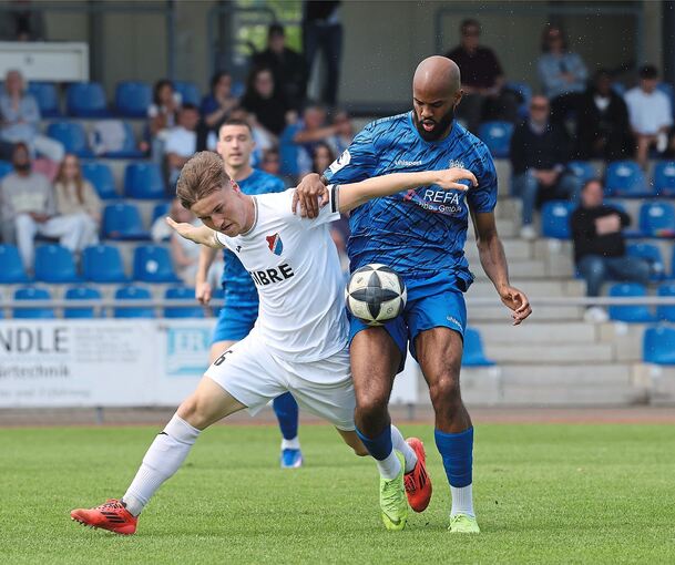 Freibergs früher 1:0-Torschütze Meghon Valpoort (rechts) behauptet den Ball gegen den Steinbacher Lukas Näpflein.