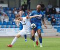 Freibergs früher 1:0-Torschütze Meghon Valpoort (rechts) behauptet den Ball gegen den Steinbacher Lukas Näpflein.