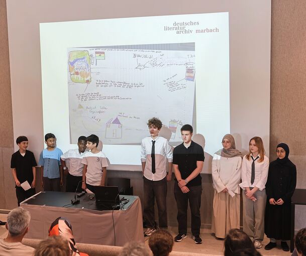 Die Schüler der Integrationsklasse am Friedrich-Schiller-Gymnasium präsentieren ihre Plakatausstellung.
