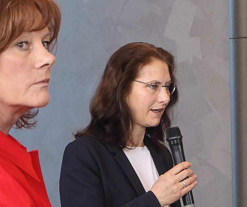 Ludwigsburgs Baubürgermeisterin Andrea Schwarz (rechts) bei der Begrüßung mit LKZ-Anzeigenleiterin Anja Deters.